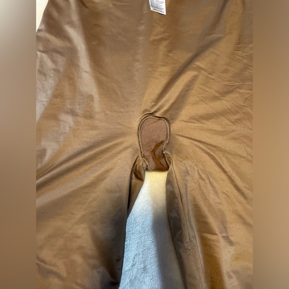 Spanx Reversible Smoothing Shorts - Picture 5 of 9